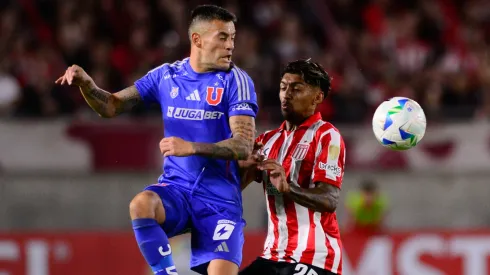 Charles Aránguiz y Cristian Medina en el último partido entre Universidad de Chile y Estudiantes de La Plata en la Copa Libertadores.