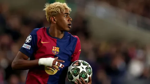 Lamine Yamal jugando en el Barcelona en la UEFA Champions League 2024/25.
