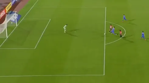 Estudiantes le sacó máximo rédito a este error en la zaga azul.