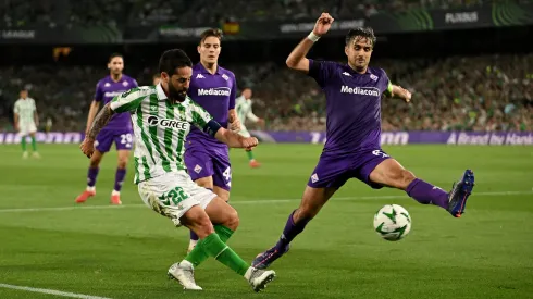 El elenco de Manuel Pellegrini busca sellar esta tarde su paso a la gran final de la Conference League.