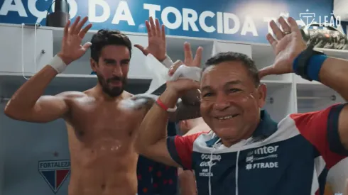 El Gato Lucero le puso broche de oro a la goleada y celebró tanto en la cancha como en el vestuario.