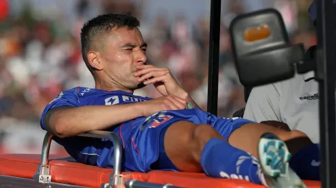 Charles Aránguiz se lesionó y la U lo extrañó mucho ante Estudiantes.