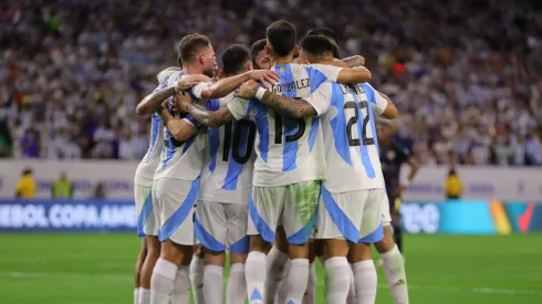 Jugador argentino anuncia compromiso con polémica artista.