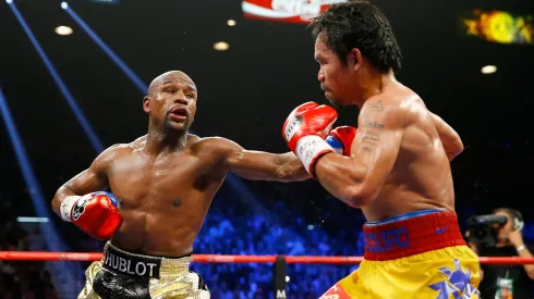 Floyd Mayweather Jr y Manny Pacquiao durante el enfrentamiento que tuvieron en 2015.