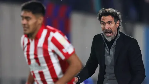 Eduardo Domínguez está en el ojo de la polémica en Argentina.