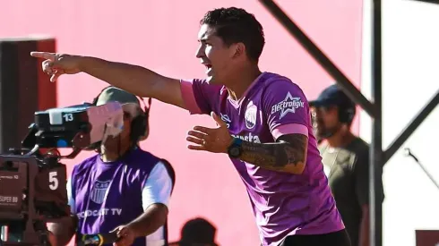 Este talentoso volante fue campeón con La Roja de la Copa América 2015. Hoy es ayudante de un argentino que fue campeón en Chile.