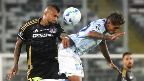 Arturo Vidal y Agustín Almendra disputando el balón en el último Colo Colo – Racing.