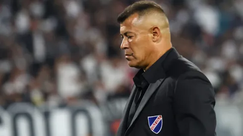 Jorge Almirón se juega su puesto en Colo Colo.