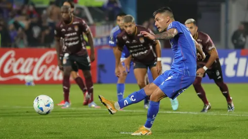 Charles Aránguiz otra vez anotó de penal.