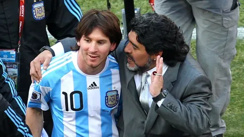 Messi junto a Maradona, dos genios del fútbol argentino