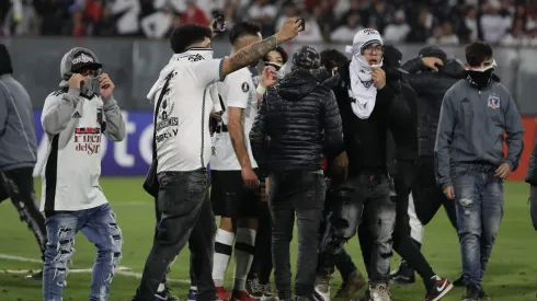 Un grupo de hinchas de Colo Colo fue detenido en Argentina previo al partido con Racing.