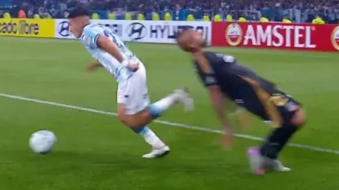 Gabriel Rojas dejó en ridículo a Arturo Vidal con un amague en la jugada del primer gol.