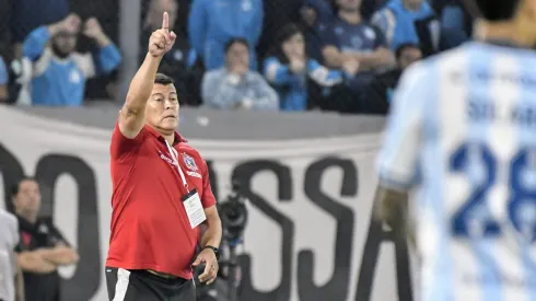 Blanco y Negro busca una salida para Jorge Almirón.