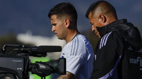 Jorge Almirón mira la puerta de salida de Colo Colo.