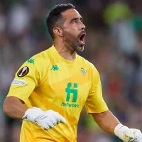 Claudio Bravo alienta al Betis de Manuel Pellegrini para la final de UEFA Conference League