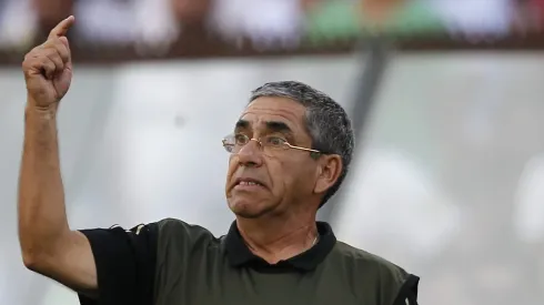 Gualberto Jara como DT de Colo Colo en la Copa Libertadores 2020.