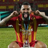 Ya es oficial: Ronnie Fernández deja Malasia y es refuerzo estrella de un rival directo de U de Chile