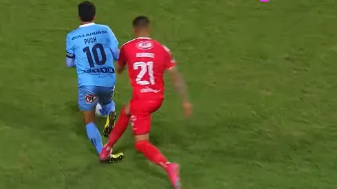 Edson Puch quedó muy resentido tras esta infracción durísima.