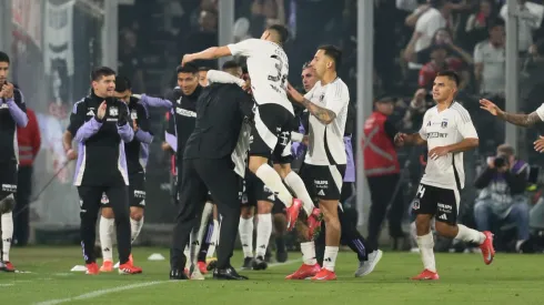El plantel de Colo Colo abrazó a Jorge Almirón, pero aseguraron que todo fue un show.