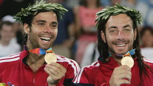 Nicolás Massú y Fernando González tras ganar el dobles en Atenas 2004.