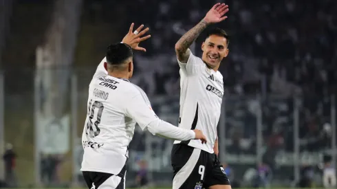 Claudio Aquino y Javier Correa festejan el gol albo en la victoria ante Unión Española en el Campeonato Nacional 2025.