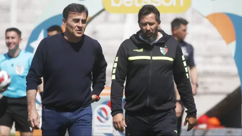 Gustavo Quinteros y Pablo Sánchez, DT que suena mucho en el fútbol chileno.