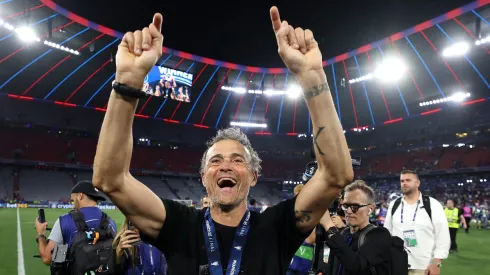 Luis Enrique recibió el cariño de la hinchada del PSG.