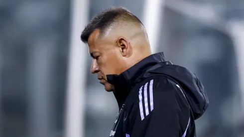 Jorge Almirón no puede tener tranquilidad.