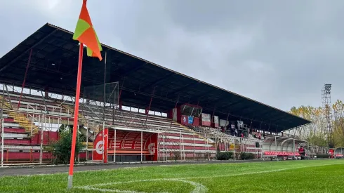 El exseleccionado chileno que pide una manito de gato a olvidado estadio chileno.