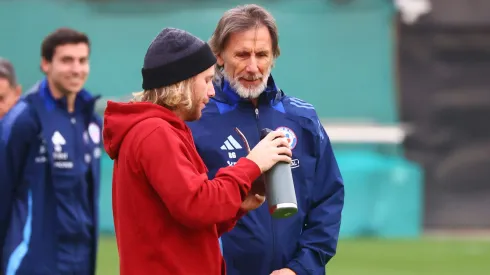 Ricardo Gareca tiene un pie afuera de la Roja.