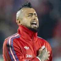 El lienzo con que hinchas argentinos se burlaron sin piedad de Arturo Vidal en el Estadio Nacional