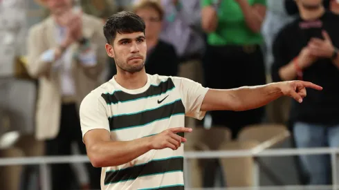 Carlos Alcaraz pide al público que aplauda a Lorenzo Musetti.