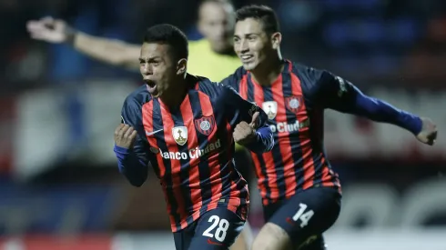 Nahuel Barrios celebra un gol de cabeza que le anotó a un grande chileno en la Libertadores 2017.