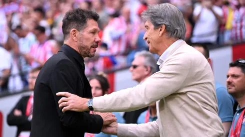 Diego Pablo Simeone junto a Manuel Pellegrini en un partido entre Atlético Madrid y el Betis en La Liga.