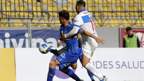 Gary Medel marca a uno de los atacantes uruguayos de Everton: el Colo Ignacio Ramírez.