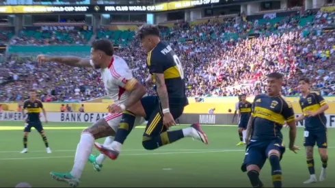 Carlos Palacios marcó este penal donde fue acusado por el VAR.