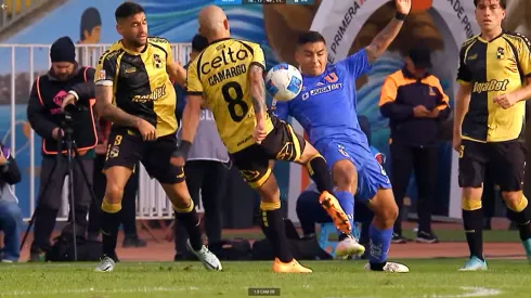 La polémica jugada de Nicolás Guerra con Alejandro Camargo.