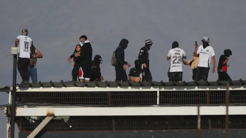 Colo Colo se aburrió de los hinchas que se suben al techo del Estadio Monumental.