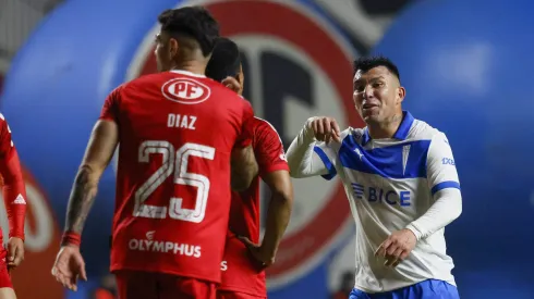 Gary Medel protagoniza un duro momento con un jugador de Unión La Calera.