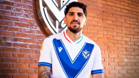 El mediocampista fue presentado en Vélez y recordó un llamativo episodio que lo involucra a él y a su nuevo compañero chileno.