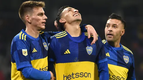Kevin Zenón, Ezequiel Fernández y Lucas Janson festejan un gol en Boca Juniors.