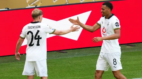 Daniel Svensson y Felix Nmecha celebran uno de los goles de Borussia Dortmund contra Mamelodi Sundowns en la fecha 2 del Mundial de Clubes.