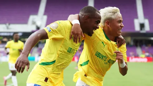 Allende (a la derecha) describió cómo es el fútbol africano en comparación a América