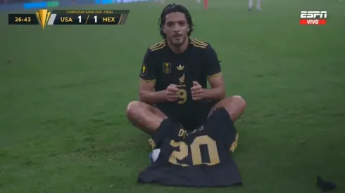 Este atacante coincidió con Diogo Jota en la Premier League y quiso homenajearlo con su festejo más típico.