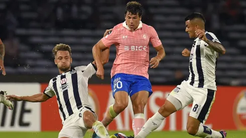 Juan Ignacio Méndez marca a Gonzalo Tapia en un duelo entre la UC y Talleres por la Copa Libertadores.