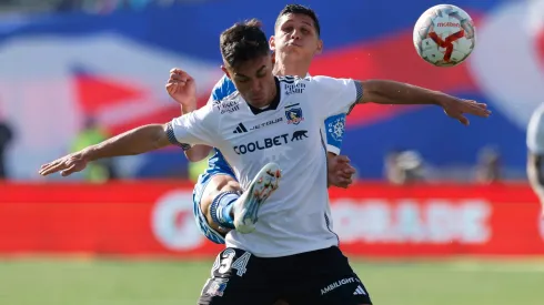 Poblete y Pizarro disputando el balón en el último Superclásico de Universidad de Chile y Colo Colo.