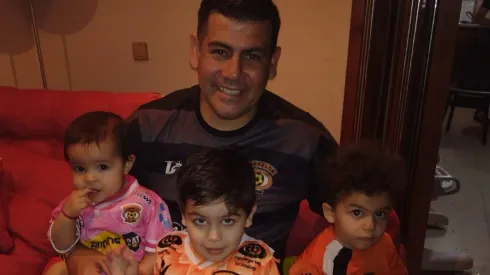 José Luis Díaz junto a sus nietos, todos fanáticos de Cobreloa