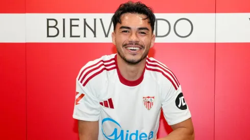 Gabriel Suazo se luce con la camiseta de Sevilla.