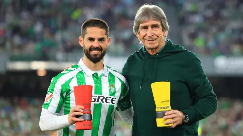 Uno de los regalones de Manuel Pellegrini lo llena de flores previo a la temporada 2025-26 con el Betis.
