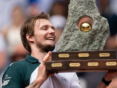 ¿Una roca? El peculiar trofeo que recibió Bublik tras coronarse en Suiza